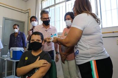Primeira criança vacinada em Minas é autista e mora em Vespasiano; para Guaxupé, imunização deve começar terça-feira