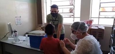 JOGO SÉRIO registra, ao vivo, a primeira criança guaxupeana sendo vacinada contra a Covid-19