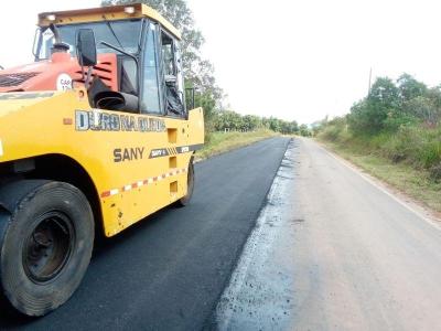 No Sul de Minas, Rodovia LMG-883 recebe novo asfalto