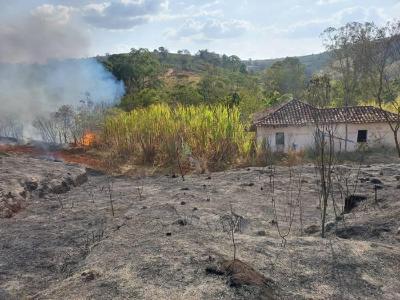 Incndios  destroem mais de 80 hectares de vegetao em Guaxup e So Pedro