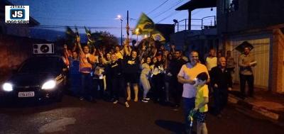 Bolsonaristas percorrem bairros guaxupeanos em campanha pela reeleio do atual presidente