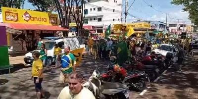 Bolsonaristas fazem passeata na vspera da eleio em Guaxup