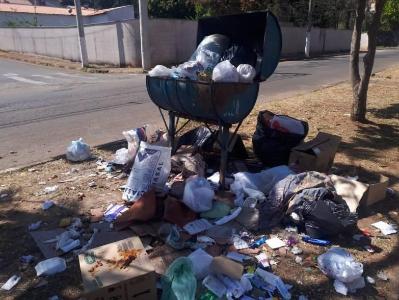 Falta de conscincia popular revolta moradores de avenida em Guaxup