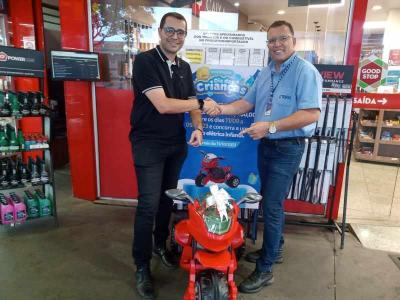 Cliente do Posto Dom Incio/RVM ganha moto da promoo do Dia das Crianas