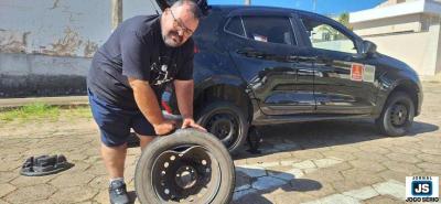 Motorista por aplicativo tem a roda e o pneu de seu carro danificados pela segunda no Parque da Figueira