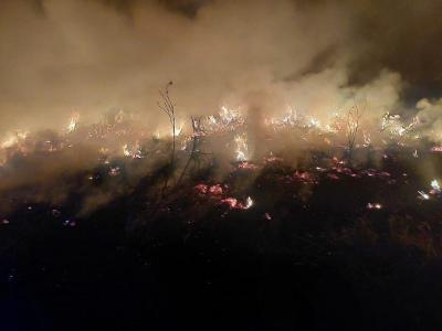 Bombeiros combatem incndio de grandes propores na zona rural de Guaxup