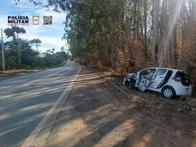 Motorista de 46 anos fica ferido em coliso entre  carro e caminho