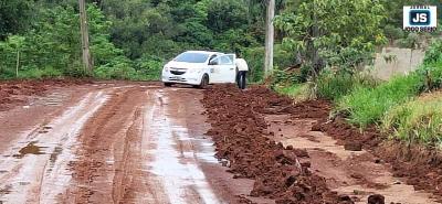 Donos de imveis nas Chcaras Bom Jardim convivem com ruas intransitveis e reclamam dos transtornos