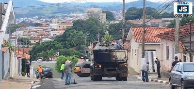 Servidores pblicos aproveitam o feriado para realizar a operao tapa-buracos em Guaxup