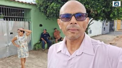 Vereador Carlo, do Jornal JOGO SRIO, colhe reivindicaes de moradores da Rua Chile, na Vila Progresso