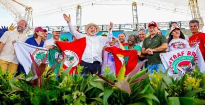 Deputado Luizinho celebra avanos da reforma agrria ao lado do presidente Lula