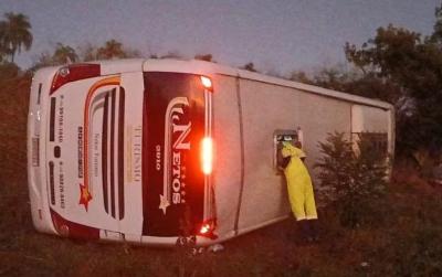 nibus de turismo tomba prximo  praa de pedgio e deixa dois mortos 