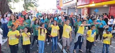 Famlias vo  Avenida para desfile cvico comemorativo ao 113 aniversrio de Guaxup