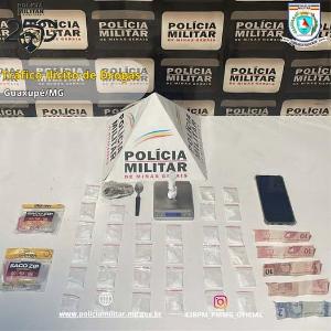 Suspeito de trfico tenta fugir, mas PMs o capturam com maconha, cocana e balana em Guaxup