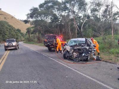 Grave acidente entre caminho e carro deixa feridos na MG-173 em Sapuca-Mirim
