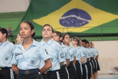 VEJA aqui, no Jornal JOGO SRIO, as vantagens e desvantagens de uma escola cvico-militar