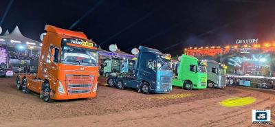 Frota de carretas da Trans Flrio d espetculo na arena da Expoagro Guaxup 2025