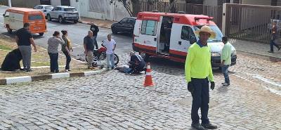 Ocupantes de moto sofrem queda em descida com paraleleppedos escorregadios na cidade de Guaxup