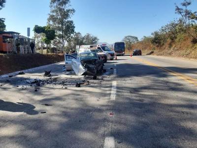 Coliso frontal deixa dois motoristas feridos na BR-459, em Santa Rita do Sapuca (MG)