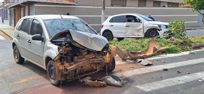 Dois feridos em violenta coliso entre automveis no Jardim Planalto