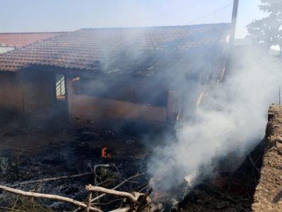 Bombeiros combatem incndio em casa abandonada em Guaxup