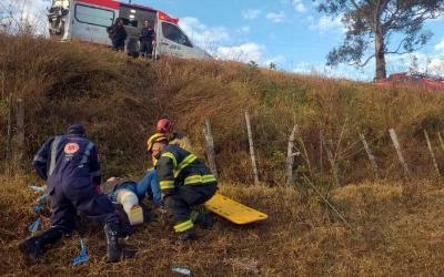 Motociclista cai de barranco e  encontrado aps nove horas em So Loureno (MG)