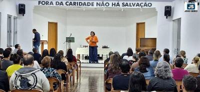 Deusa Sam instrui famlias no Centro Nova Era sobre a infncia, adolescncia e o papel dos pais