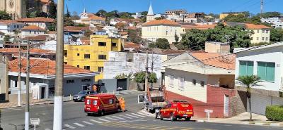 Desgovernado, caminho-caamba desce ladeira, mas fica preso entre poste e parede de residncia na cidade de Guaxup