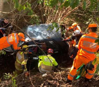Motorista fica ferida aps carro cair em ribanceira em rodovia do Sul de Minas
