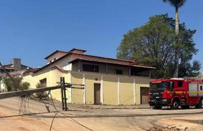 Bombeiros resgatam quatro pessoas aps carro ser atingido por fios eltricos em Lavras