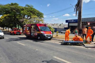 Bombeiros atendem acidente de trnsito em Alfenas envolvendo motocicleta e carro
