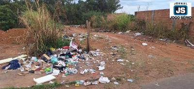 ABSURDO: Proprietria gasta dinheiro para limpar lote e atender s normas, mas novos detritos so lanados no local