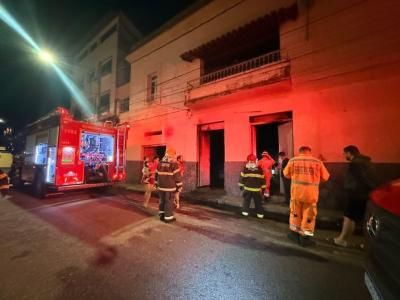 Incndio atinge depsito no centro de Varginha