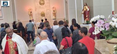 Santssimo permanece exposto para adorao na Catedral de Guaxup