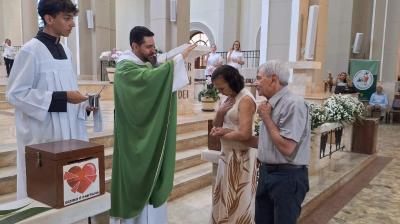 Casal guaxupeano celebra as bodas de ouro com bnos na Catedral de Guaxup  