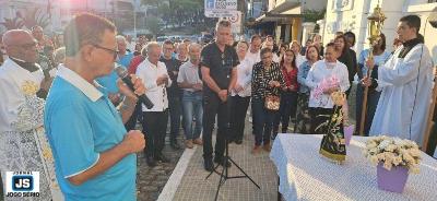Devotos de Maria Santssima rezam tero e participam de procisso no dia dedicado a Ela 