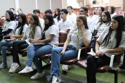 Estudantes do SENAC conhecem estrutura e funcionamento da Cooxup pelo Programa Portas Abertas