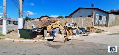 Moradores reclamam de descarte ilegal de detritos em rua do Jardim Amrica