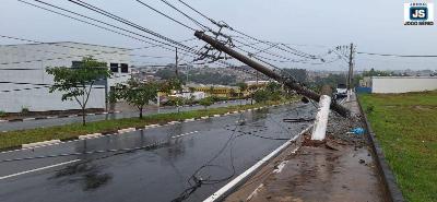 nibus bate contra poste de iluminao pblica em avenida do Distrito Industrial de Guaxup