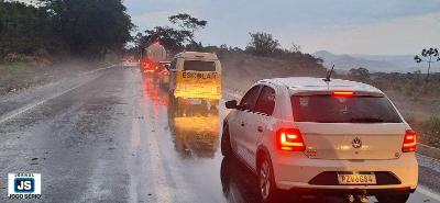 Tempestade de granizo arranca rvores e espalha lamaal por trechos da rodovia de Guaxup a Juruaia 