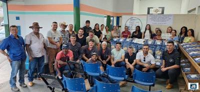 Pequenos produtores rurais de Guaxup recebem sementes de milho e feijo destinadas pelo deputado Z Silva 