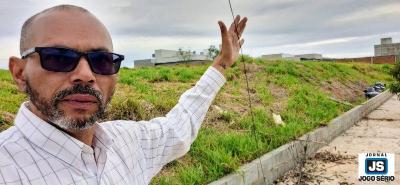 Indignado com a quantidade de fios soltos em Guaxup, vereador Carlo pede cumprimento da lei criada pelo governo municipal  