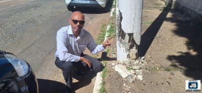 Postes danificados no Parque do Convento colocam em risco a segurana das pessoas 