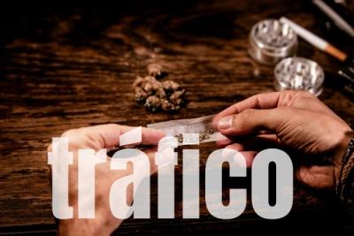 Dois so detidos com drogas, dinheiro e vrios materiais suspeitos em Monte Santo de Minas