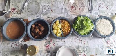 Restaurante delivery da Ivonete oferece comida caseira individual ou para toda a famlia