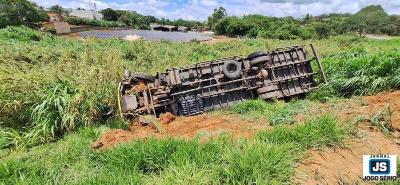 Motorista capota caminho no Trevo do Japy, em Guaxup