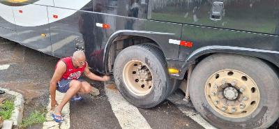 nibus lotado fica preso em declive acentuado do Bairro Taboo 