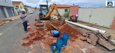 Oper�rios da Copasa tentam solucionar problema em mais uma adutora para restabelecerem o abastecimento de �gua