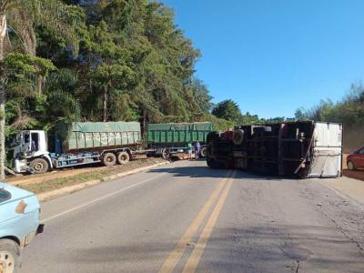 Colis�o traseira entre caminh�es deixa dois feridos e interdita tr�nsito na MG-179