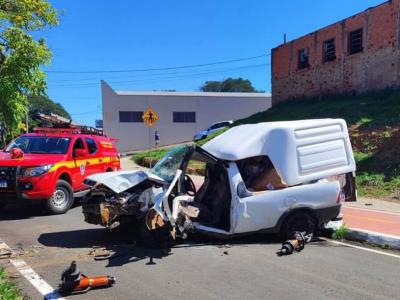 Atendimento a acidente de tr�nsito mobiliza Bombeiros e SAMU em Guaxup�